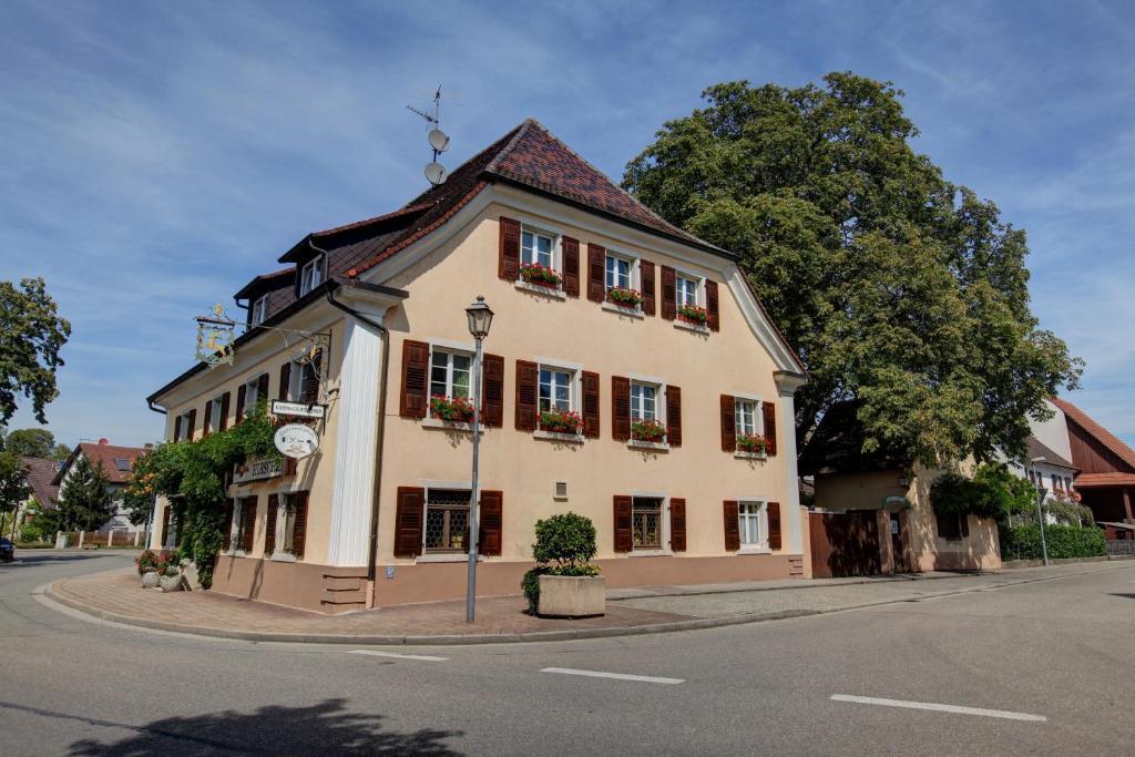 Gasthaus Zum Hirschen Oberrimsingen Exterior foto